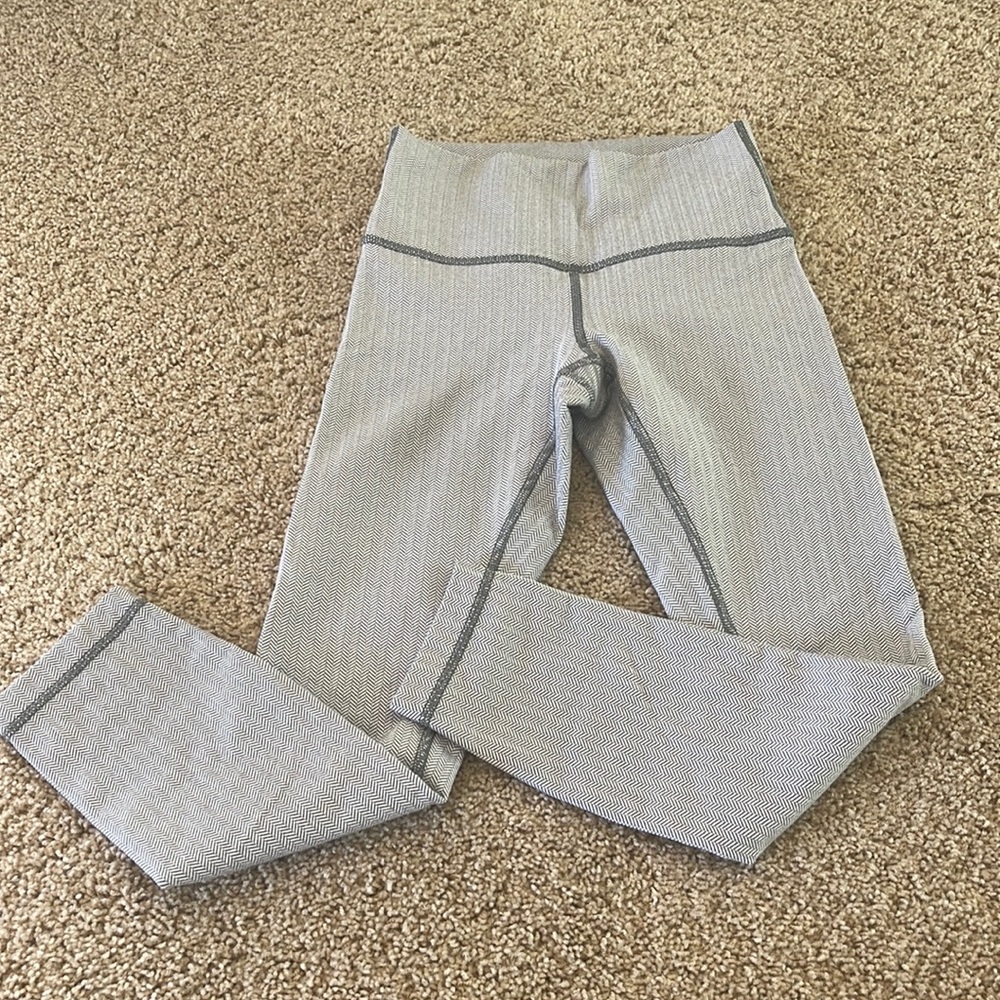 Lululemon grey knit cropped Wunder Under legging.
